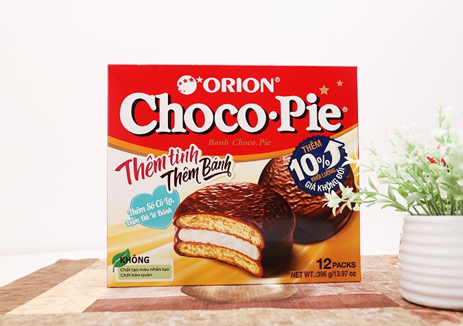 Bánh Choco-Pie Orion hộp 396g  Bánh Choco-Pie Orion là sản phẩm bánh cao cấp của thương hiệu Orion từ lâu đã được đông đảo người tiêu dùng yêu thích. Sản phẩm làm từ các thành phần tự nhiên như: bột mì, đường glucose, chất béo thực vật, bột cacao, lúa mì, bột vani, marshmallow… mang đến hương vị bánh thơm ngon, hấp dẫn. Khi thưởng thức, bạn sẽ được trải nghiệm hương vị tuyệt vời từ lớp bánh xốp mịn với sô cô la chảy ngọt ngào bên ngoài đến lớp nhân marshmallow dẻo dai, hấp dẫn bên trong. Thành phần có trong bánh giúp bạn bổ sung các vitamin và khoáng chất cần thiết cho cơ thể mỗi ngày.